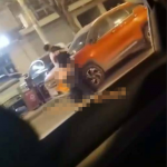 年轻情侣公路边倚靠车旁激情，公共场合直接忍不住激情了真勇敢啊