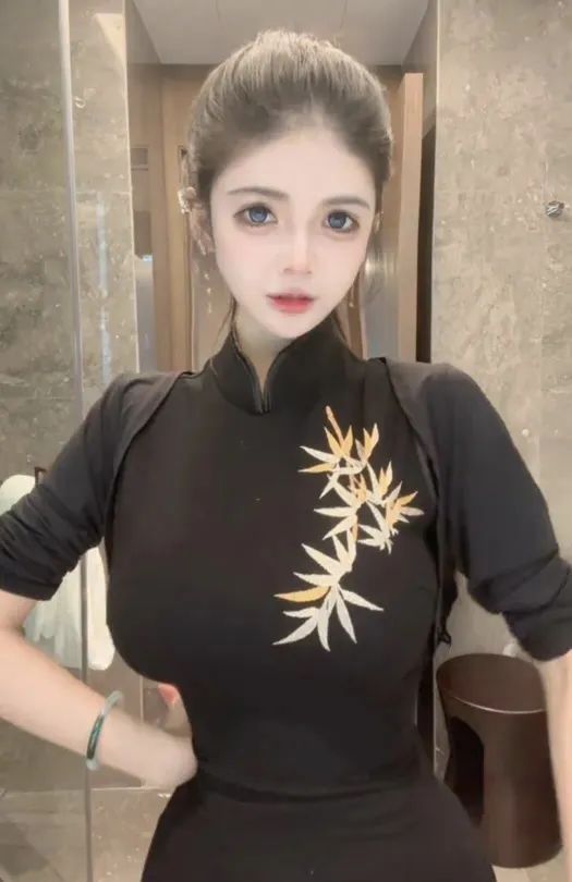 狗头萝莉摆摊新造型国风旗袍,露出小蛮腰,网友们议论其腰称:这是人类的腰吗?