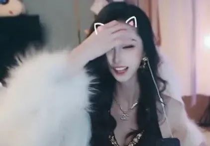 女主播被大哥点名跳韩舞,被网友嘲早期人类驯化,随后女主播放大招脱掉外套,显露完美腰线跟着音乐慢摇惊呆众人!