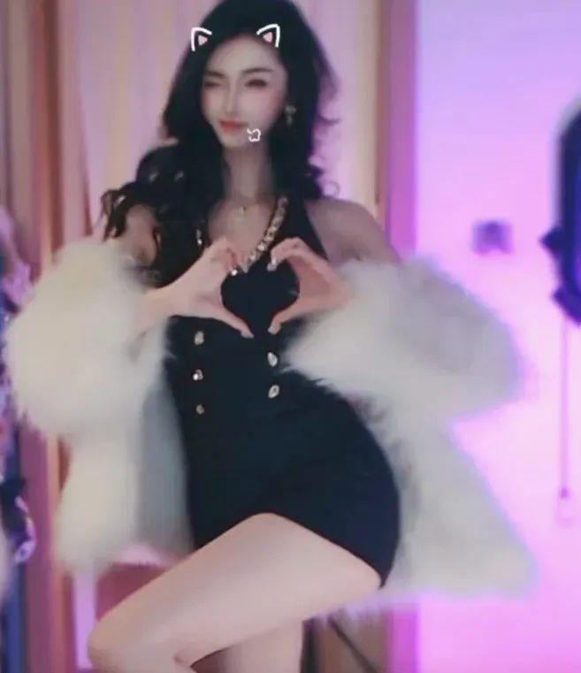 女主播被大哥点名跳韩舞,被网友嘲早期人类驯化,随后女主播放大招脱掉外套,显露完美腰线跟着音乐慢摇惊呆众人!