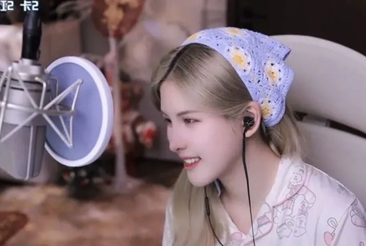 02年女主播和榜一分手后,称自己现在生活艰难很穷,要卖房子还贷款了!