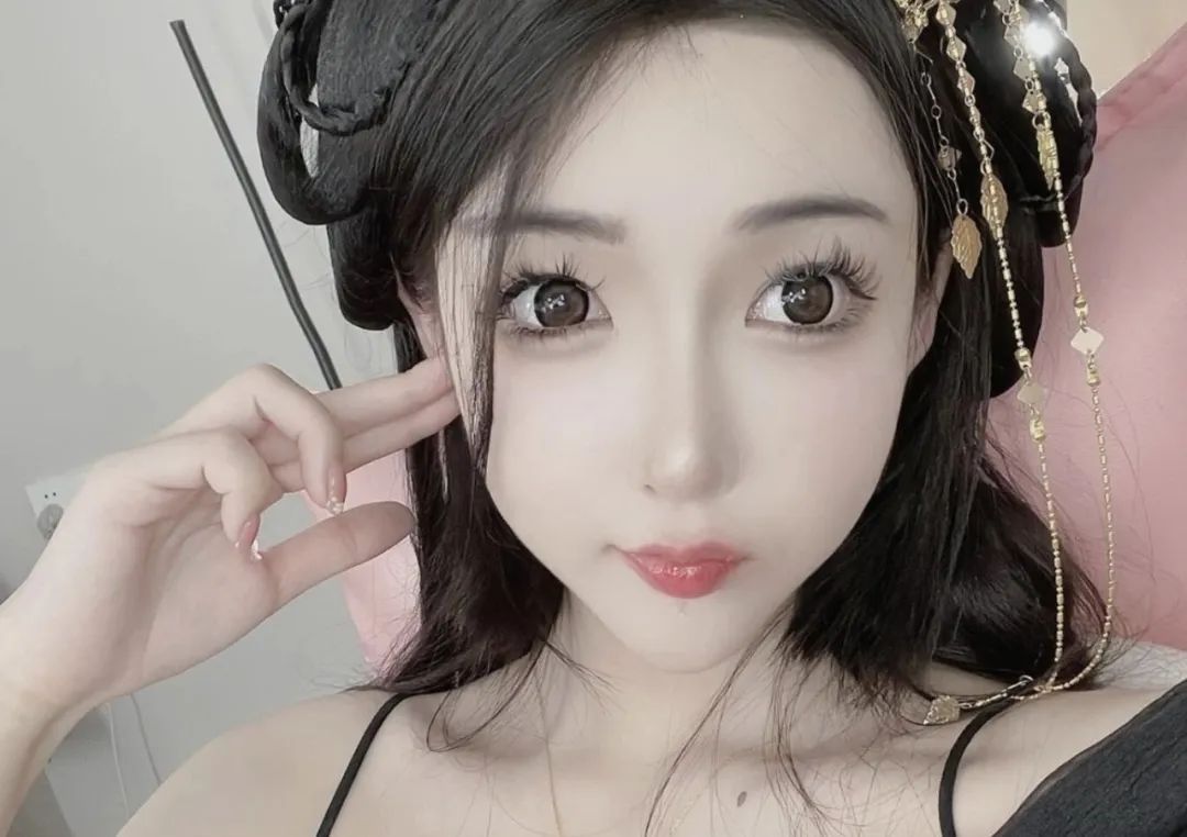 女主播放弃入住大哥送来的别墅,擦边维持生计,称送到手的好日子没有自己赚来的有意思!