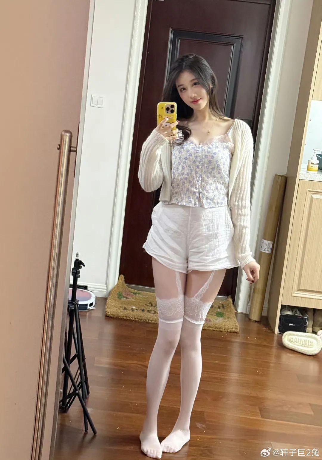 轩子巨2兔晒钓鱼照坐男生大腿上,其回应是gay蜜,大家不要误会了!引发网友热议!
