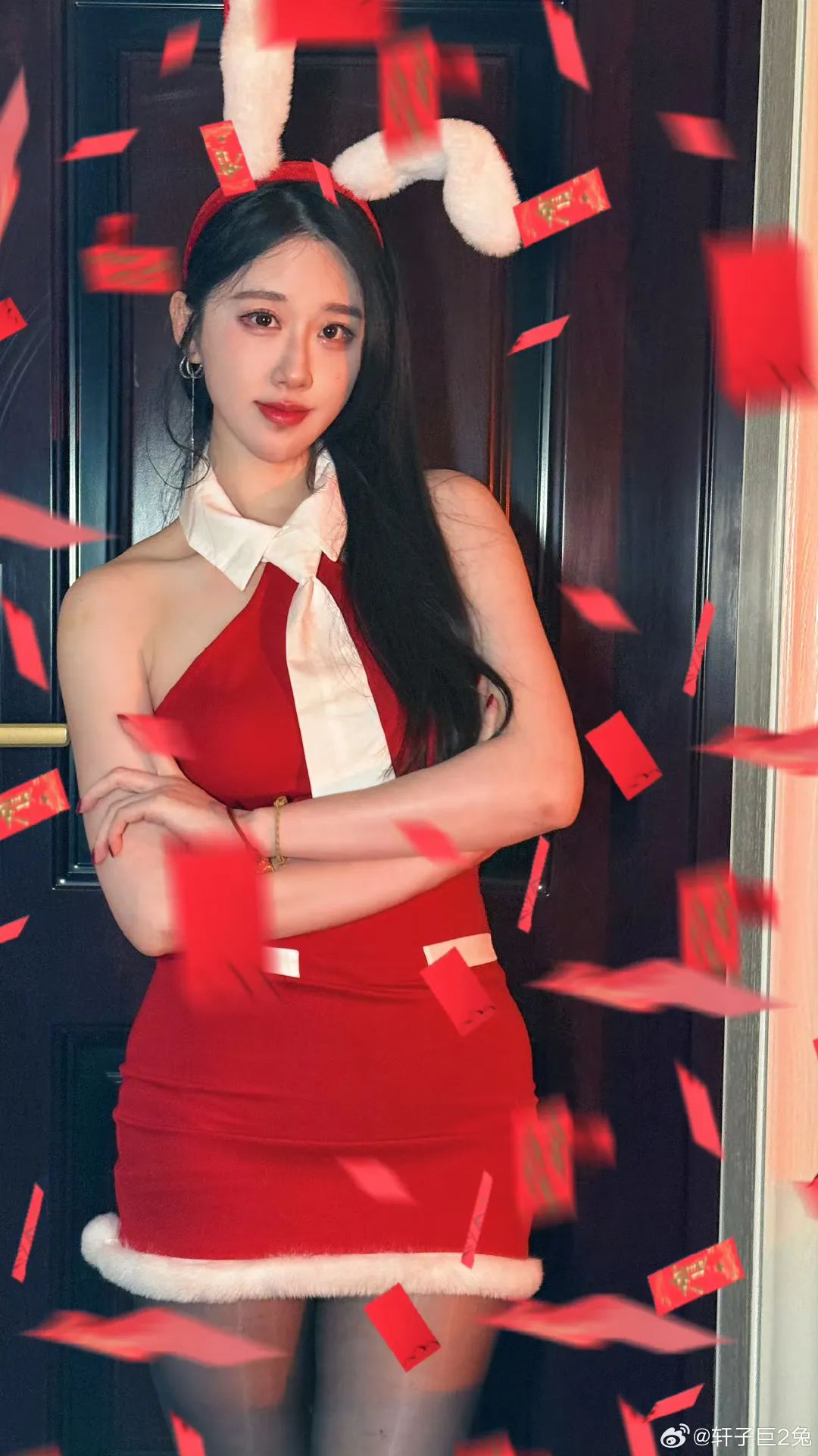 轩子巨2兔晒钓鱼照坐男生大腿上,其回应是gay蜜,大家不要误会了!引发网友热议!