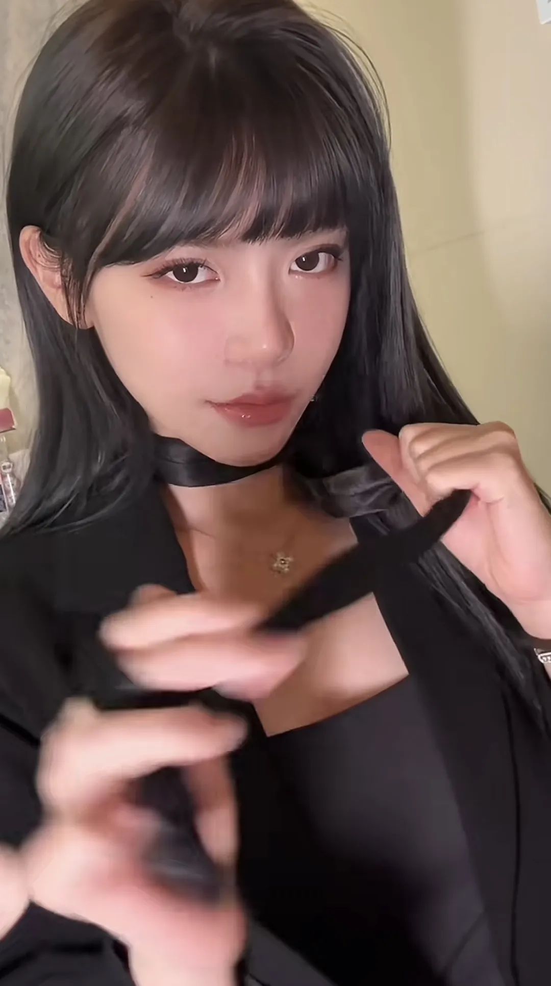 周淑怡直播间在线人数不足2k,人气下滑严重,网友建议其退出网络直播,何苦在网络上被人看笑话呢!