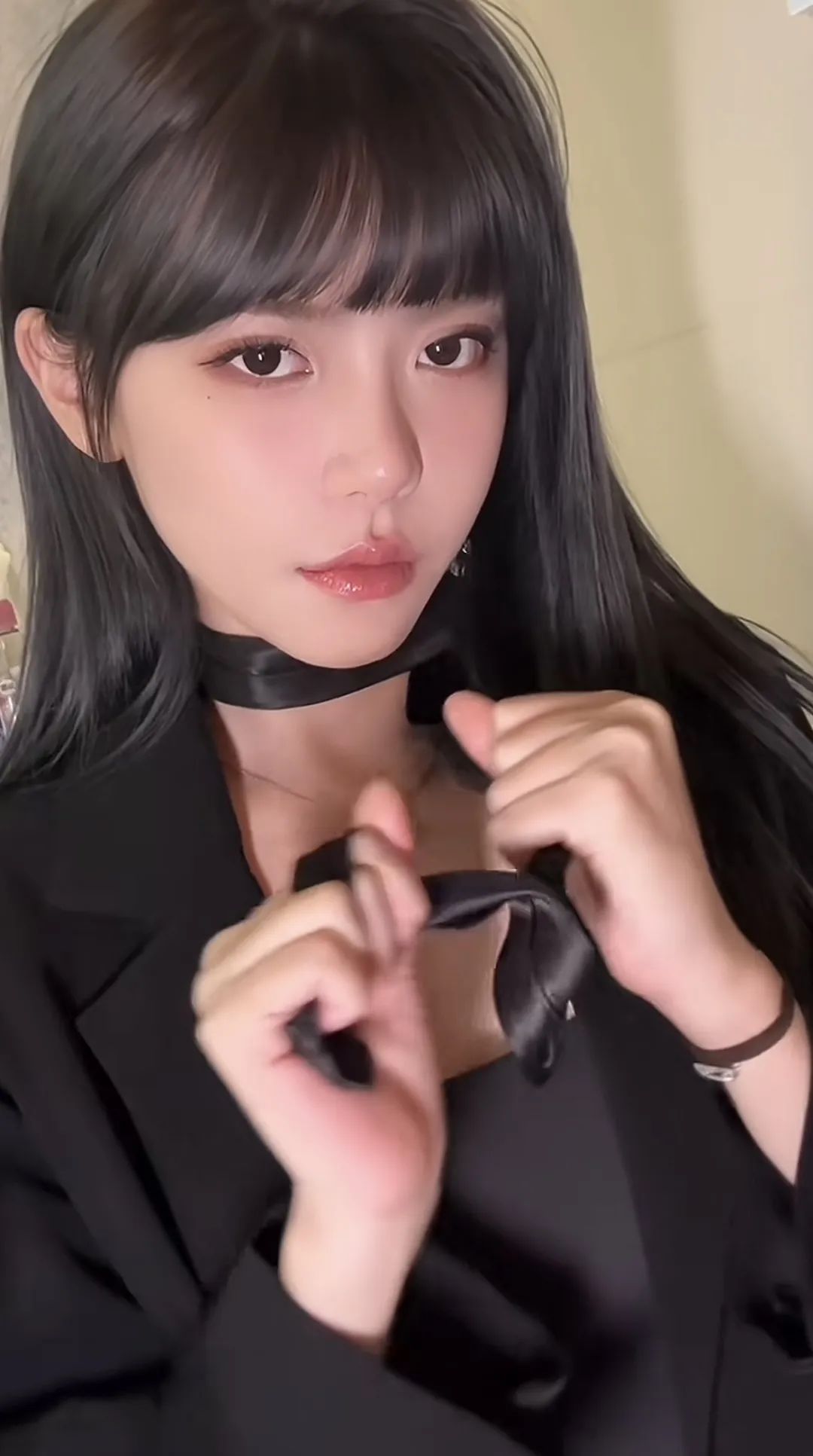 周淑怡直播间在线人数不足2k,人气下滑严重,网友建议其退出网络直播,何苦在网络上被人看笑话呢!