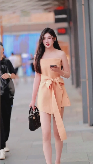 夜幕降临,小雨伞下的温馨时光