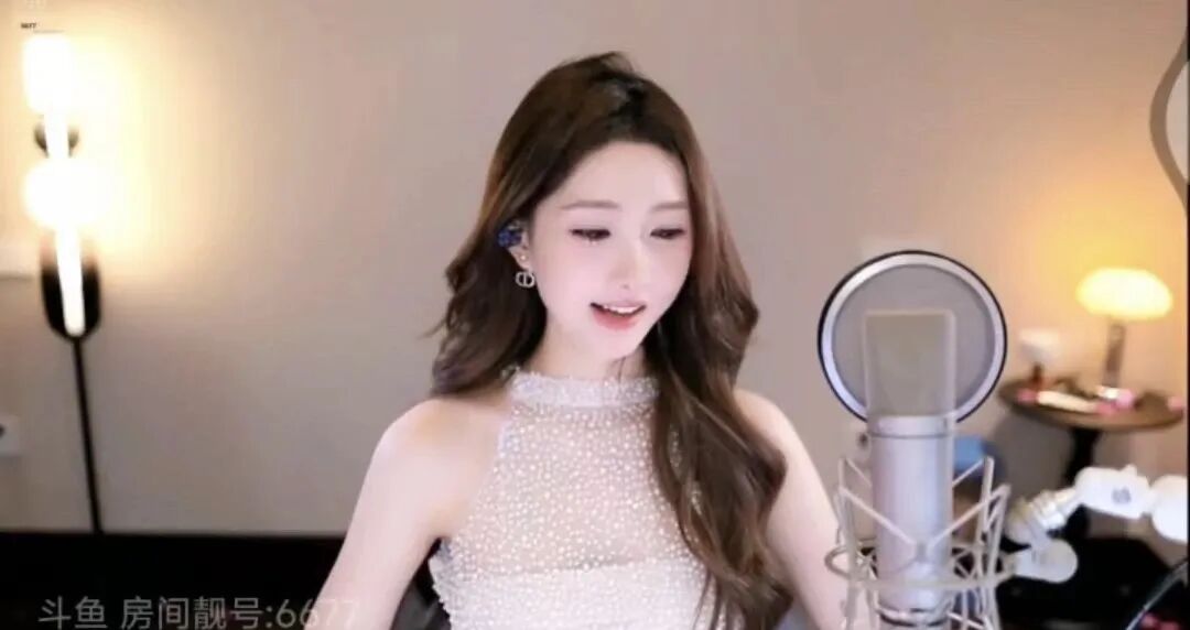 前某鱼娱乐区一姐回归仍是顶流,大哥约其线下唱歌被拒绝后,大哥直言:两个华子都不愿意?还不如去商K!