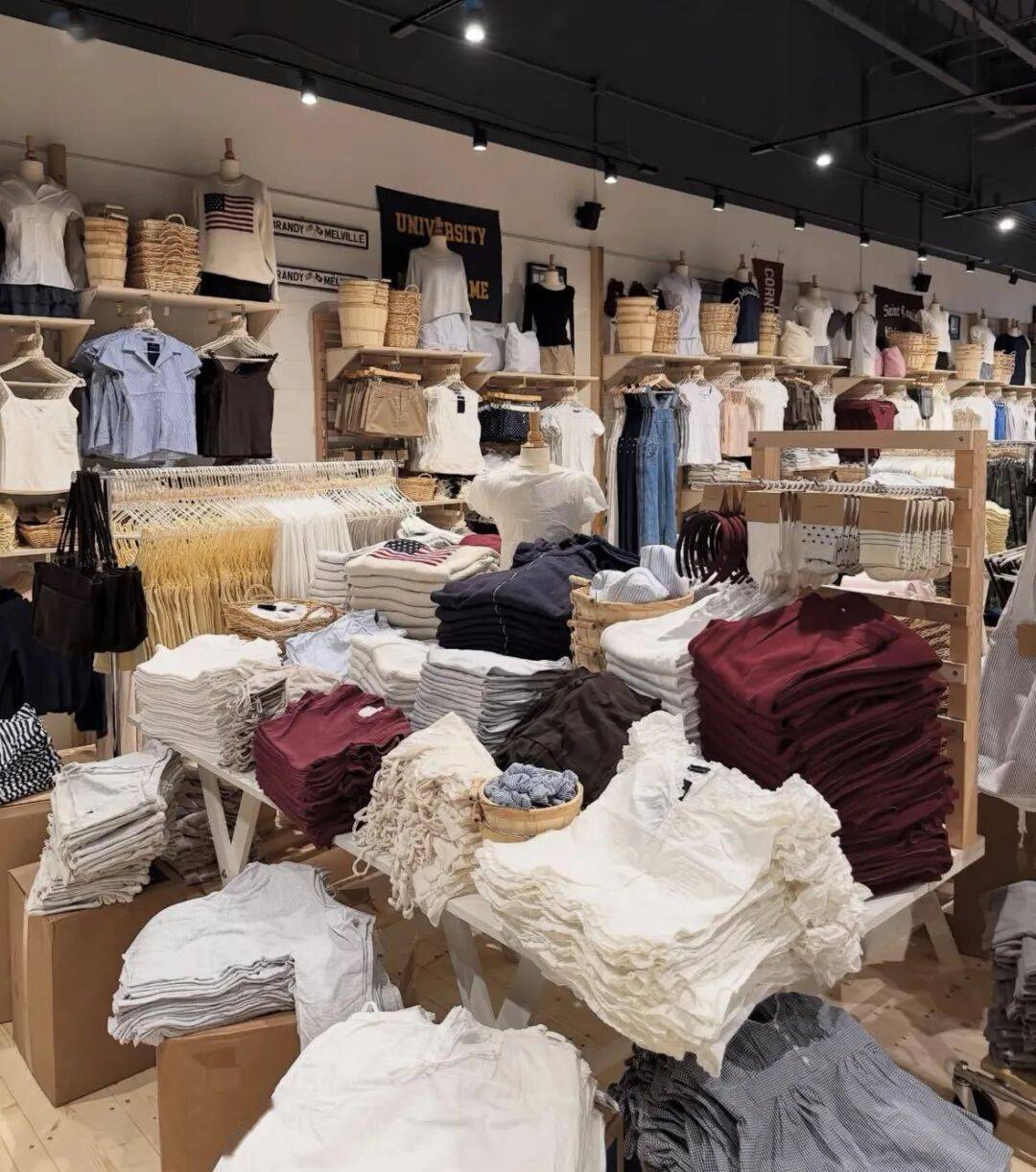 ZARA撤店,国产BM逆袭:仓储式女装崛起