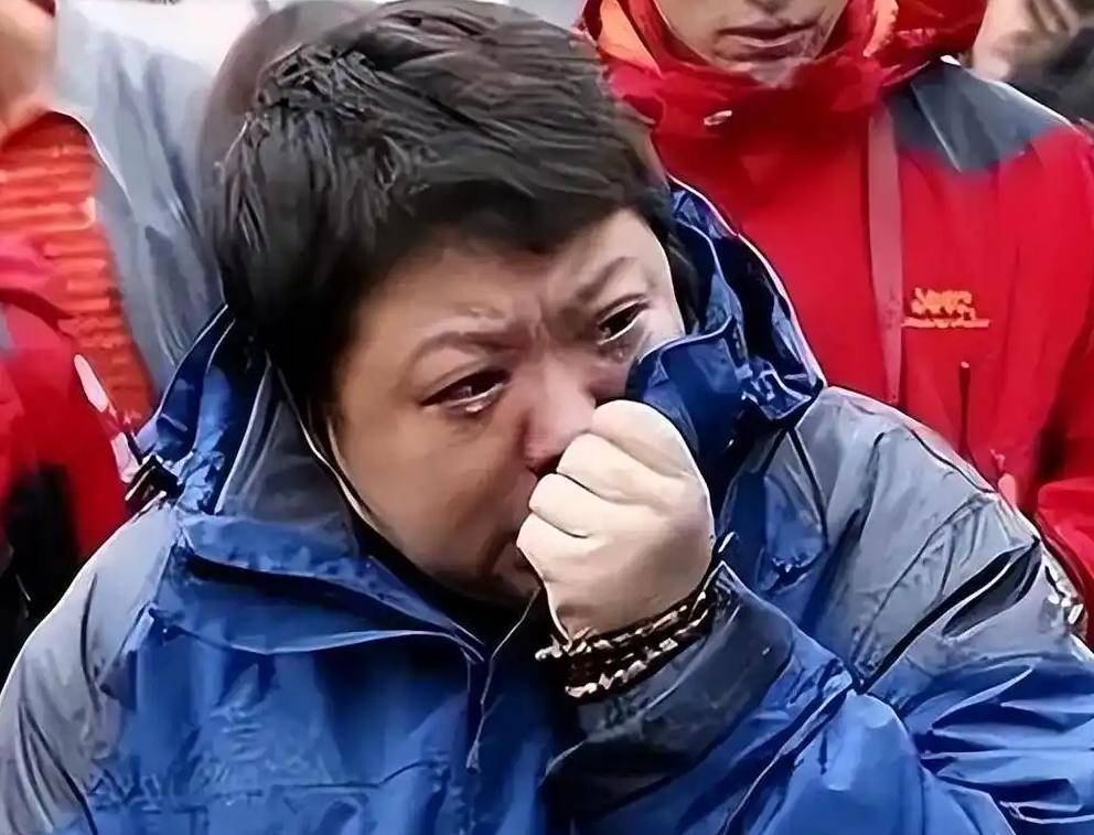 六月连爆5大事件!国外生子、全网封禁、自曝双胎,韩红最意外