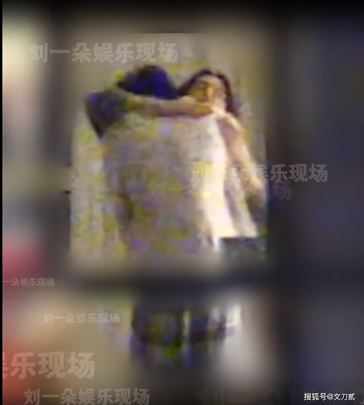 女顶流卧室拥吻男友被拍,男方身份遭扒
