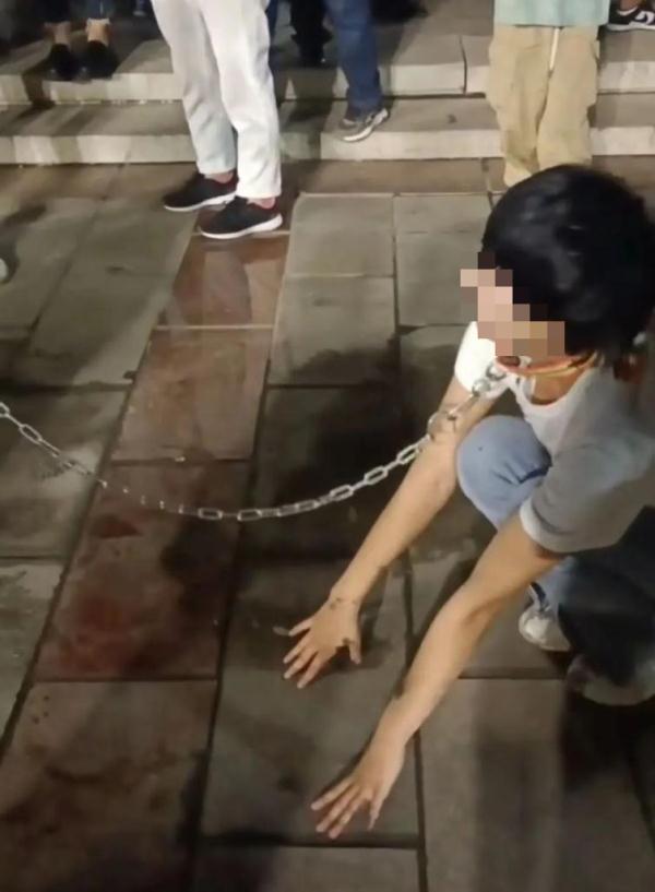 低俗直播再曝丑闻：人扮狗爬广场泼墨汁