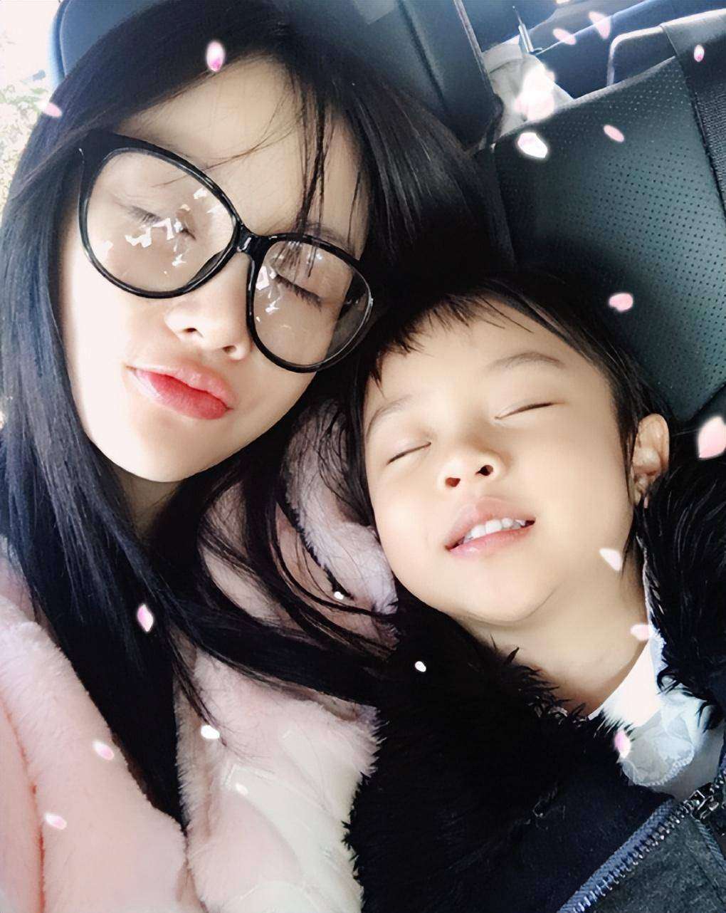 李小璐素颜带娃逛超市近况曝光旧照对比人设崩塌后生活现状引热议!
