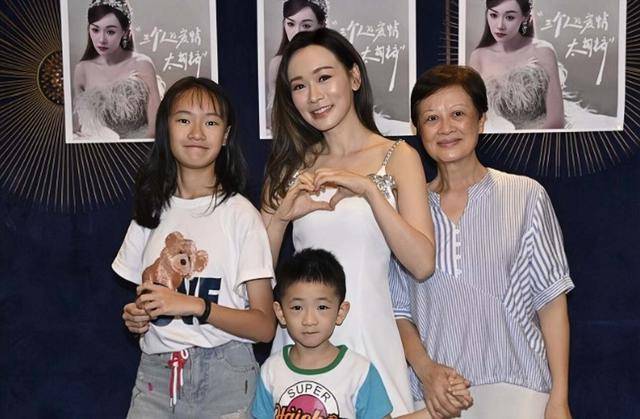香港知名女星洗脱撒谎嫌疑当单亲妈妈多年经常熬夜直播赚钱