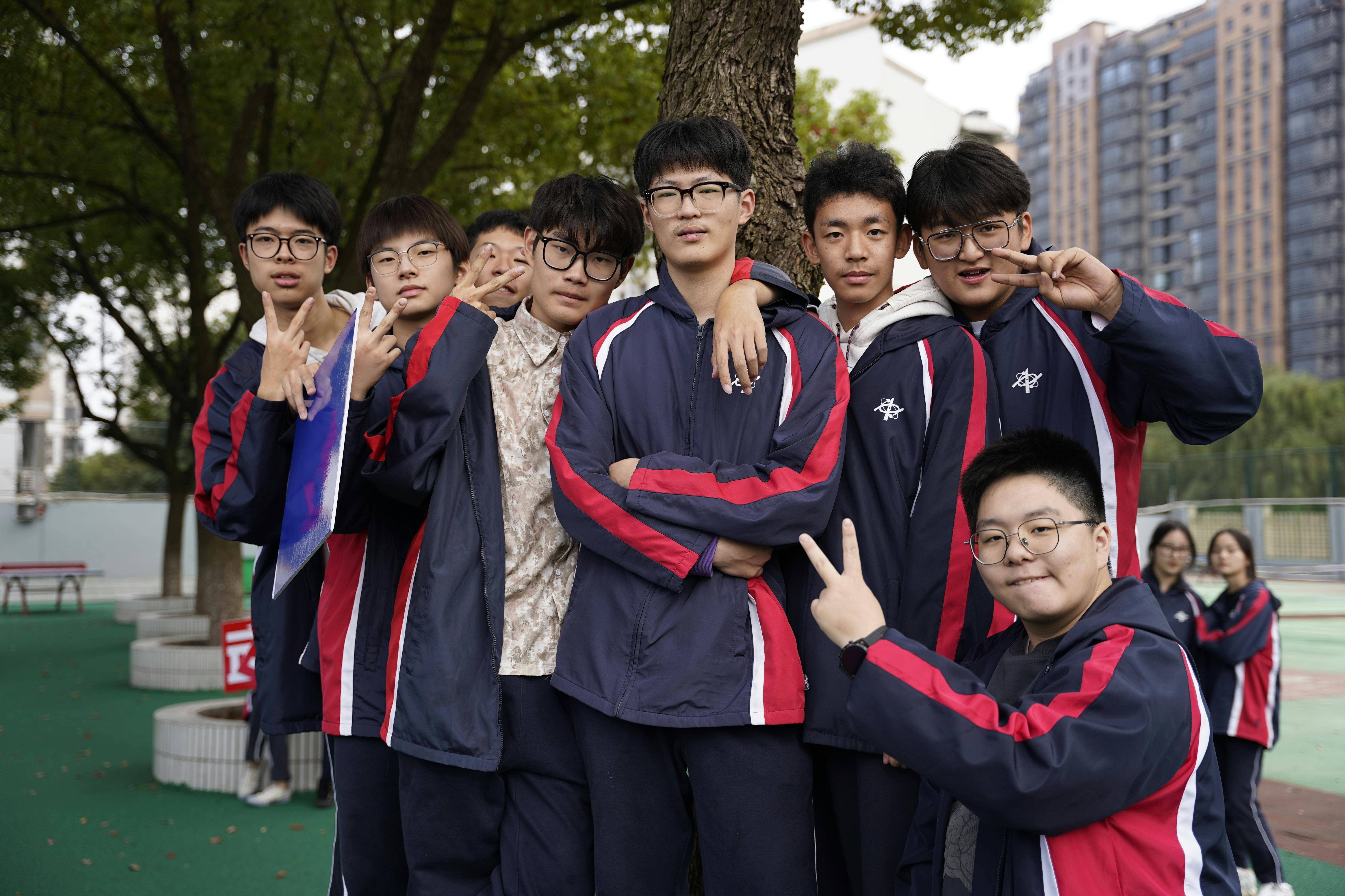 一天4瓜！出轨丑闻、顶流婚礼、粉丝失控