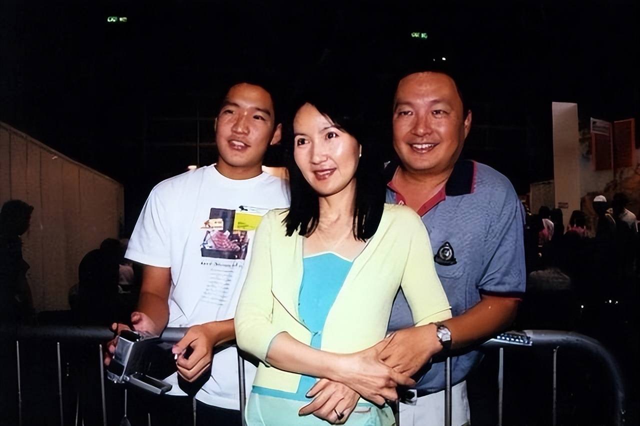 67岁香港富商与网红婚外情九年女方五年生了四胎原配毫不知情