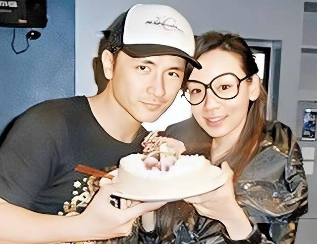 香港知名女星洗脱撒谎嫌疑当单亲妈妈多年经常熬夜直播赚钱